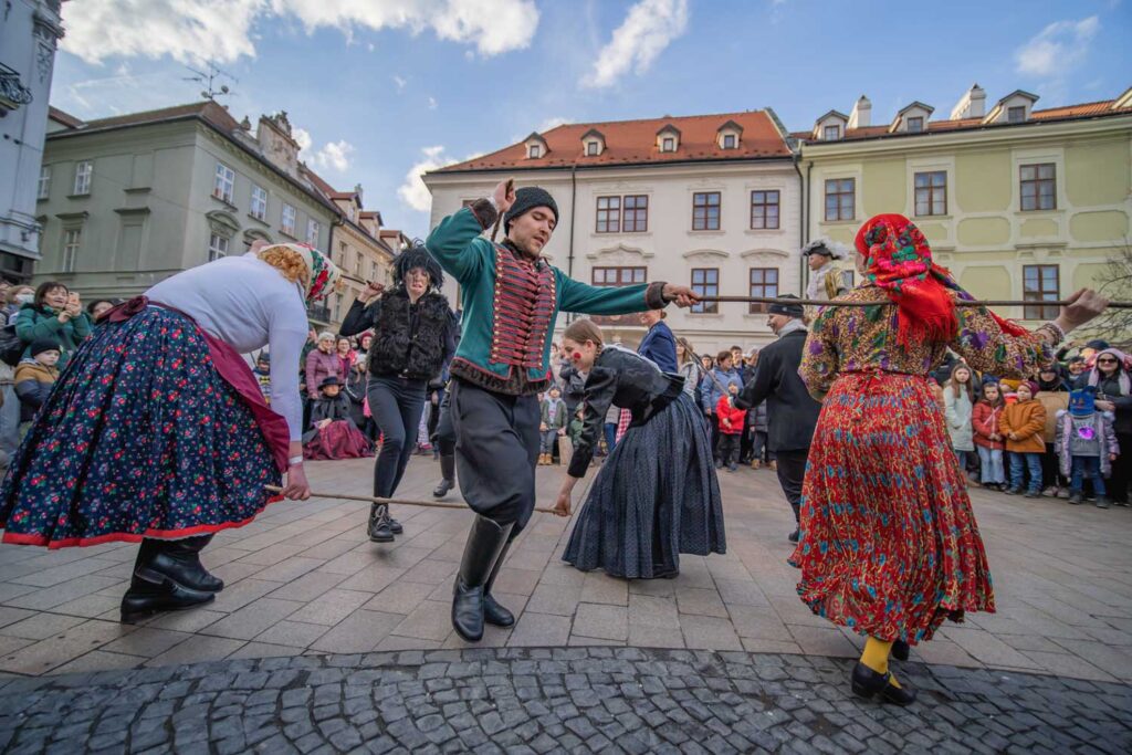 Hlavné námestie plné tanca počas Bratislavských fašiangov. Foto Adam Kováč