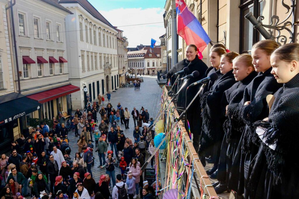 Bratislavské fašiangy 2024 - Program na balkóne počas fašiangového sprievodu