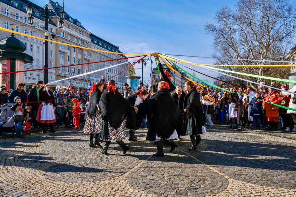 Bratislavské fašiangy 2024 - folklórny súbor s programom